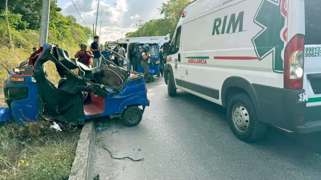 La unidad quedó completamente destrozada tras la colisión, en la Región 252. Personal forense trasladó el cuerpo al Semefo y el transporte fue remitido al corralón