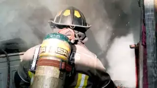 Los cuerpos de rescate y emergencias controlaron las llamas, que dañaron muebles, paredes y el techo de la vivienda