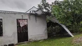 Intensa lluvia y fuertes vientos causan daños en la Región de Centenario en Escárcega