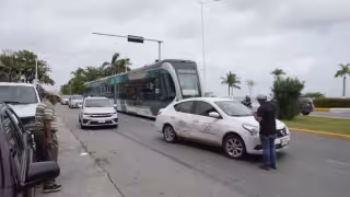 Automovilista provoca choque al incorporarse sin respetar el alto.