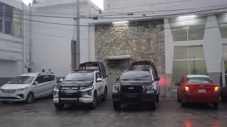 Elementos policiacos llegaron al lugar en sus unidades para tomar conocimiento.