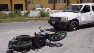 Menor resulta herida tras choque contra camioneta oficial en Hampolol