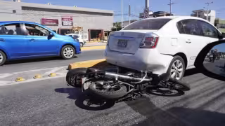 Motociclista resulta herido tras chocar contra la parte trasera de un automóvil.