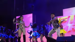 Coreografías y bailes iluminaron el escenario para el deleite de los presentes.