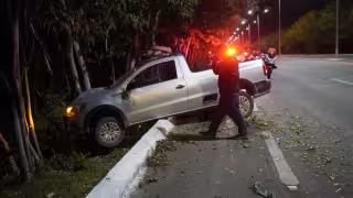 La conductor de la camioneta perdió el control y terminó fuera de la vía.