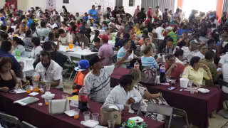 Tacos, música y baile en el Día de la Santa Cruz