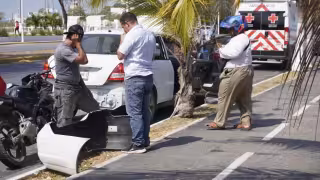 Choque entre moto y auto provoca daños y alarma