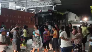 Los manifestantes impidieron que una de las unidades saliera.