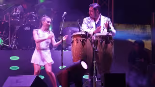 La agrupación hizo bailar a todos los presentes con un gran ambiente en el escenario.