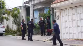 Rescatan con vida a hombre en la colonia Jardines