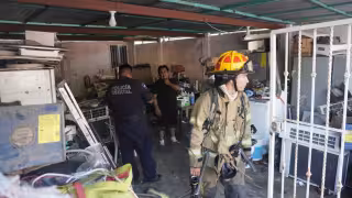 Matamoscos encendido habría provocado incendio en taller doméstico