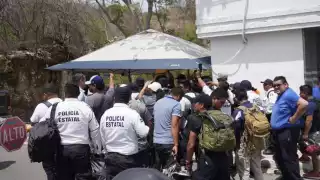 Policías inconformes por negativa de pago