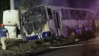 Accidente entre dos vehículos en carretera de Tulum provoca incendio 