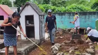 Con amor y dedicación, habitantes retiran la maleza, limpian las tumbas y les dan un toque de color