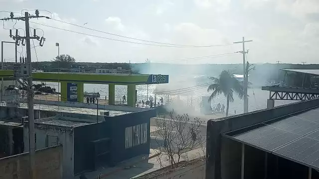 La palapa comenzó a incendiarse en el puerto de abrigo