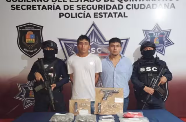 Los detenidos contaban con 88 dosis de presunta hierba verde, al parecer marihuana