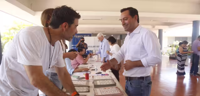 Mauricio Vila votó en el Norte de Mérida