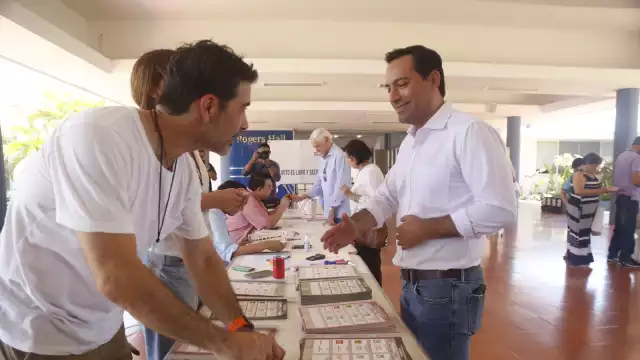 Mauricio Vila votó en el Norte de Mérida