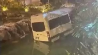 Camioneta termina casi “bajo el agua" tras caer en la caleta de un hotel en Playa del Carmen