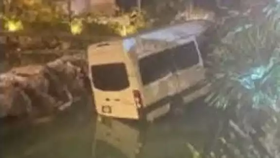 Camioneta termina casi “bajo el agua" tras caer en la caleta de un hotel en Playa del Carmen