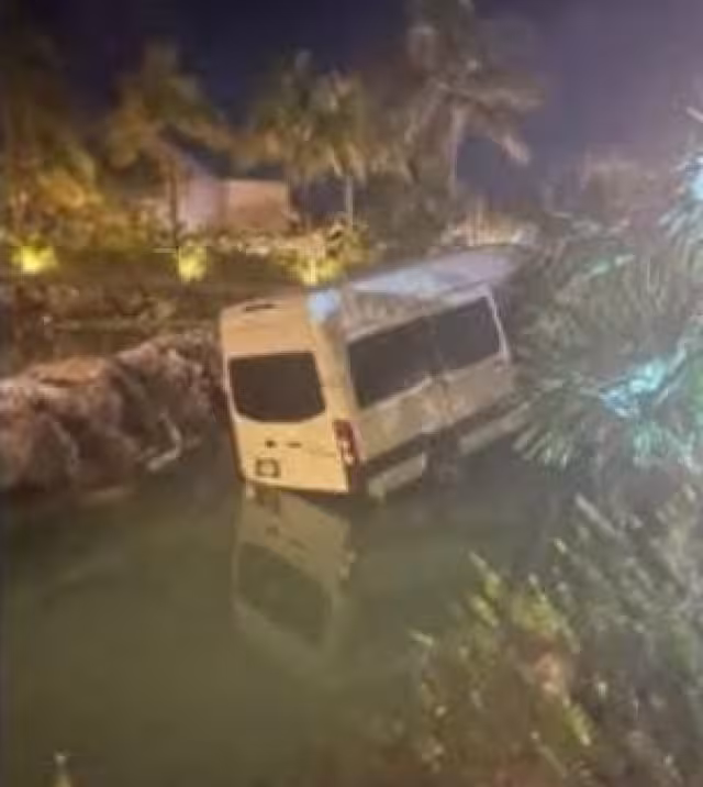 Camioneta termina casi “bajo el agua" tras caer en la caleta de un hotel en Playa del Carmen