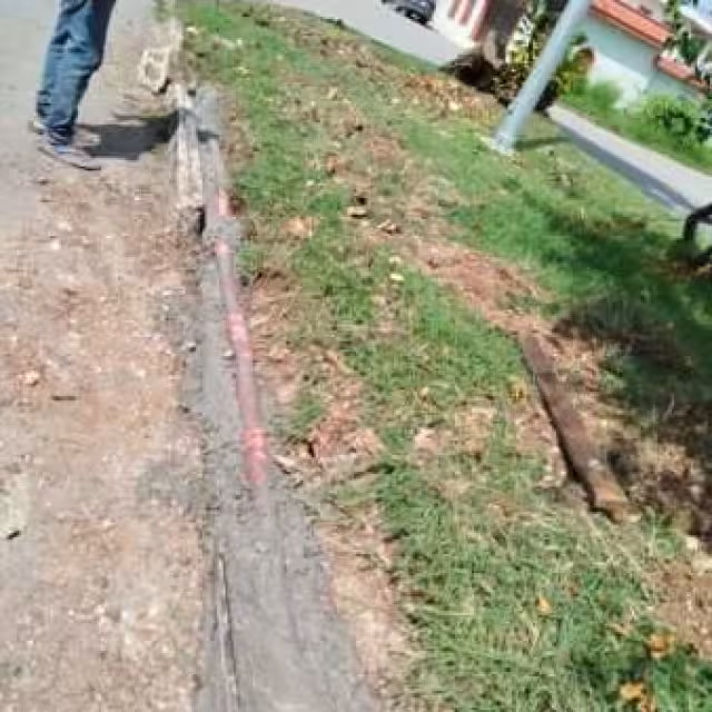 Vecinos clama que autoridades únicamente vertieron encima del ducto una ligera mezcla de cemento con tierra encima.