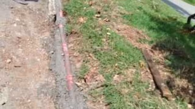 Vecinos clama que autoridades únicamente vertieron encima del ducto una ligera mezcla de cemento con tierra encima.