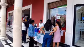 Traslada ambulancia a motociclista lesionado por derrape en transitada avenida