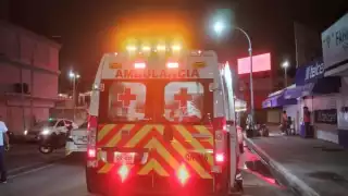 Motociclista alcoholizado se impacta en taxi