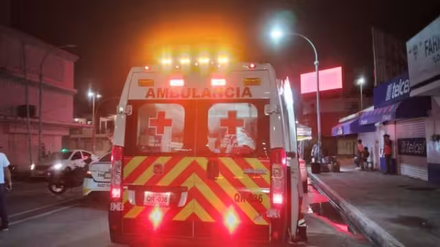 Paramédicos de la Cruz Roja llegaron al sitio para brindarles los primeros auxilios a los agraviados.