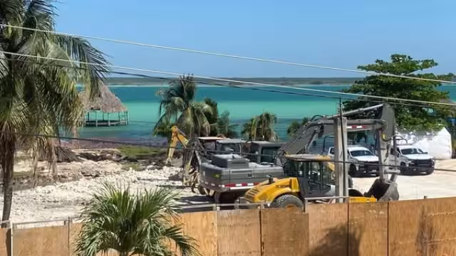 Maquinaria pesada llegó al lugar, indicando la continuación de la obra.