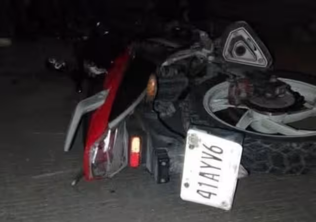 La motocicleta quedó sobre el pavimiento.