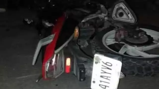 La motocicleta quedó sobre el pavimiento.