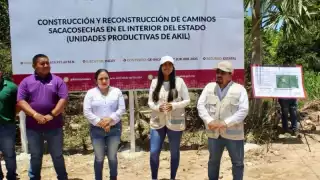 Supervisan obras de caminos sacacosechas en Ticul y Akil en beneficio de los campesinos