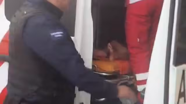 Dos menores de edad rescatados por autoridades y el Heroico Cuerpo de Bomberos.