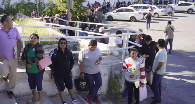 La ventanilla ubicada en Seguridad Pública de la misma forma lució una cola al congregarse las personas desde temprana hora para cumplir con los pagos