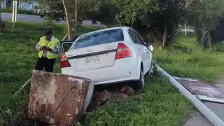 Vehículo del Ayuntamiento de Mérida sufre percance, sin lesionados; daños los cubre el seguro