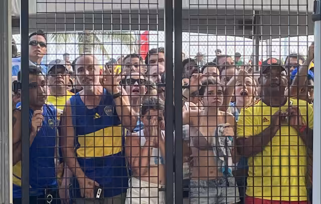 Los aficionados a la espera de poder entrar al estadio