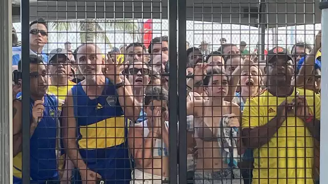 Los aficionados a la espera de poder entrar al estadio