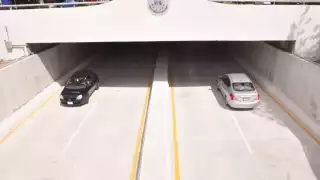 Camión se queda atorado en el Paso Deprimido de Mérida: VIDEO