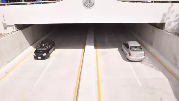 El camión causó daños en el Paso Deprimido de Mérida