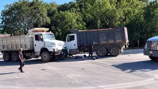 Volquetes y motocicleta protagonizan accidente fatal en la Mérida-Campeche