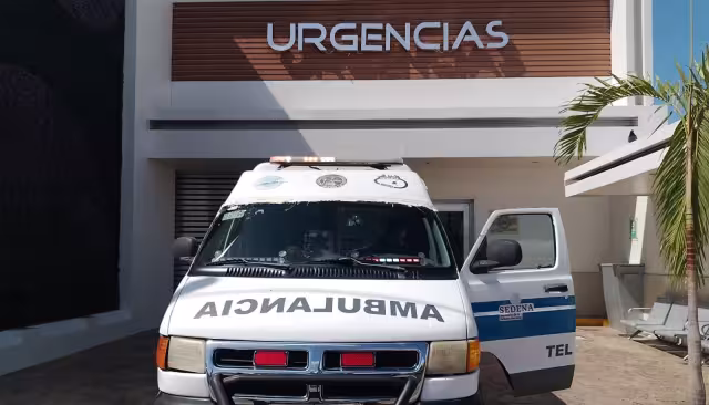 Una ambulancia trasladó a la mujer herida a una clínica particular.