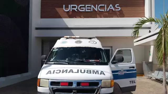Una ambulancia trasladó a la mujer herida a una clínica particular.