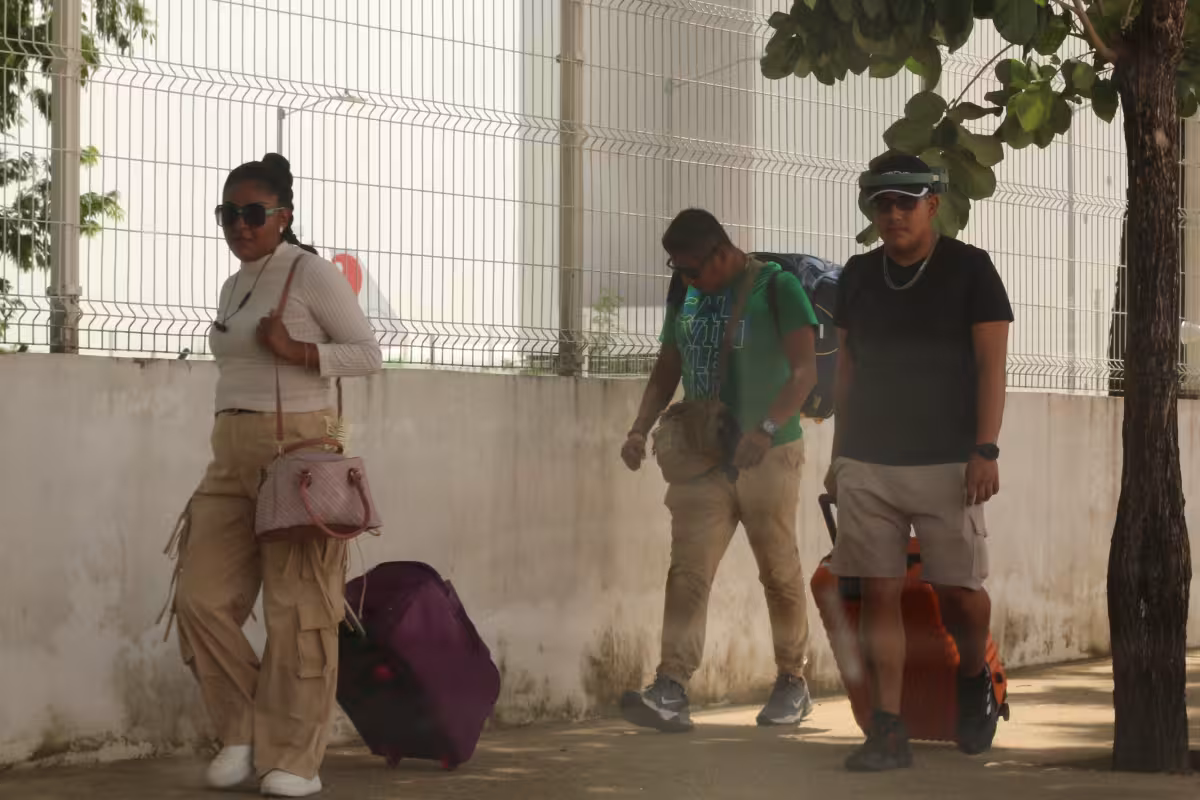 Pasajeros del aeropuerto de Chetumal esperan hasta dos horas por un ...