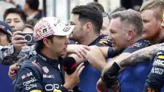 Ferrari domina la pole en Bakú, pero Checo Pérez resurge y aspira al podio