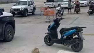 Los policías acudieron ante el reporte de robo y detuvieron al hombre que manejaba la motocicleta