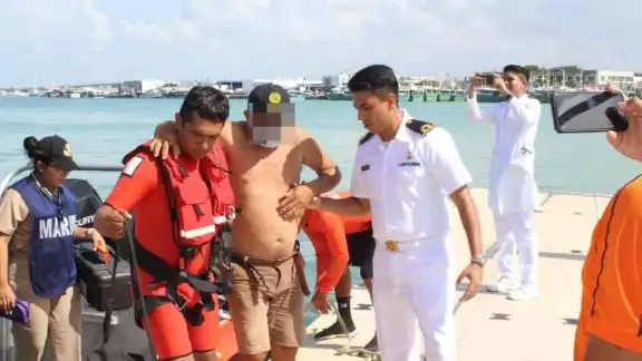 El pescador presentaba fuerte dolor abdominal El pescador presentaba fuerte dolor abdominal