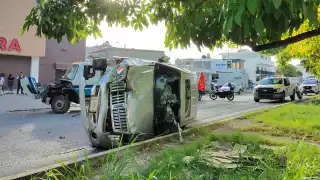 Camioneta de lujo vuelca tras brutal choque en la avenida 135 en Cancún; detienen al conductor