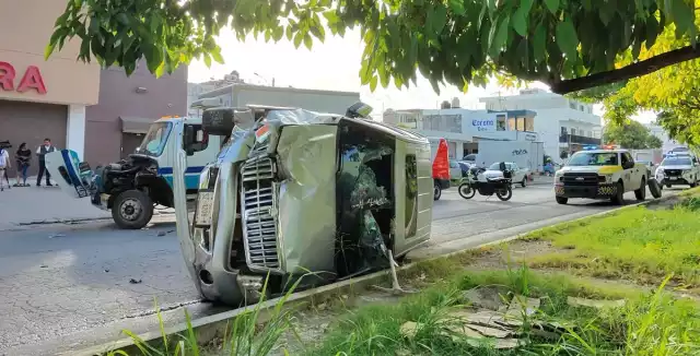 Camioneta de lujo provoca aparatoso accidente al sur de la ciudad.